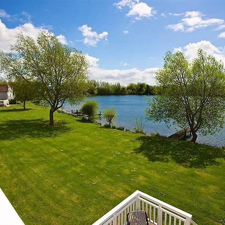 Caterina Lake Lodge South Cerney Bagian luar foto