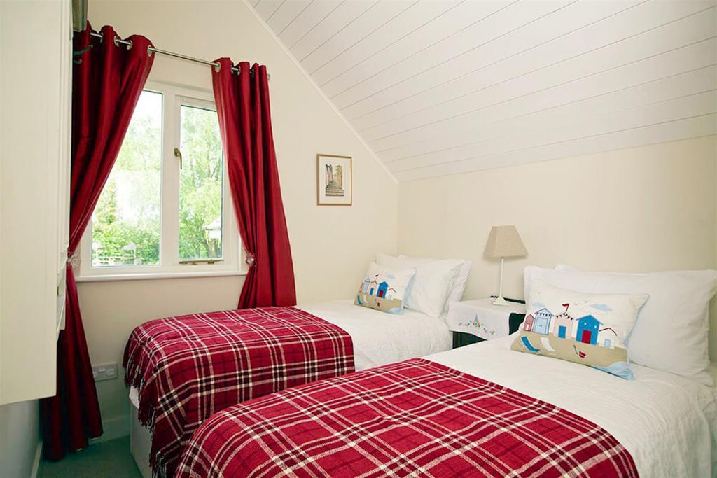 Caterina Lake Lodge South Cerney Bagian luar foto