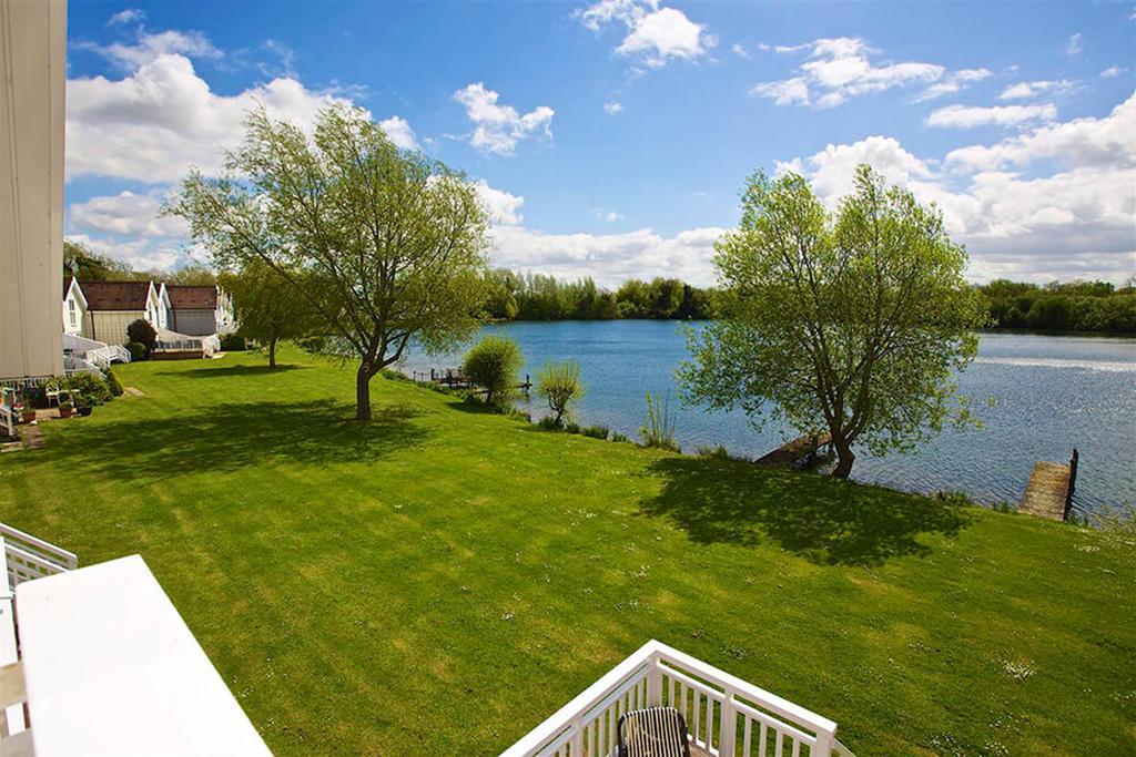 Caterina Lake Lodge South Cerney Bagian luar foto