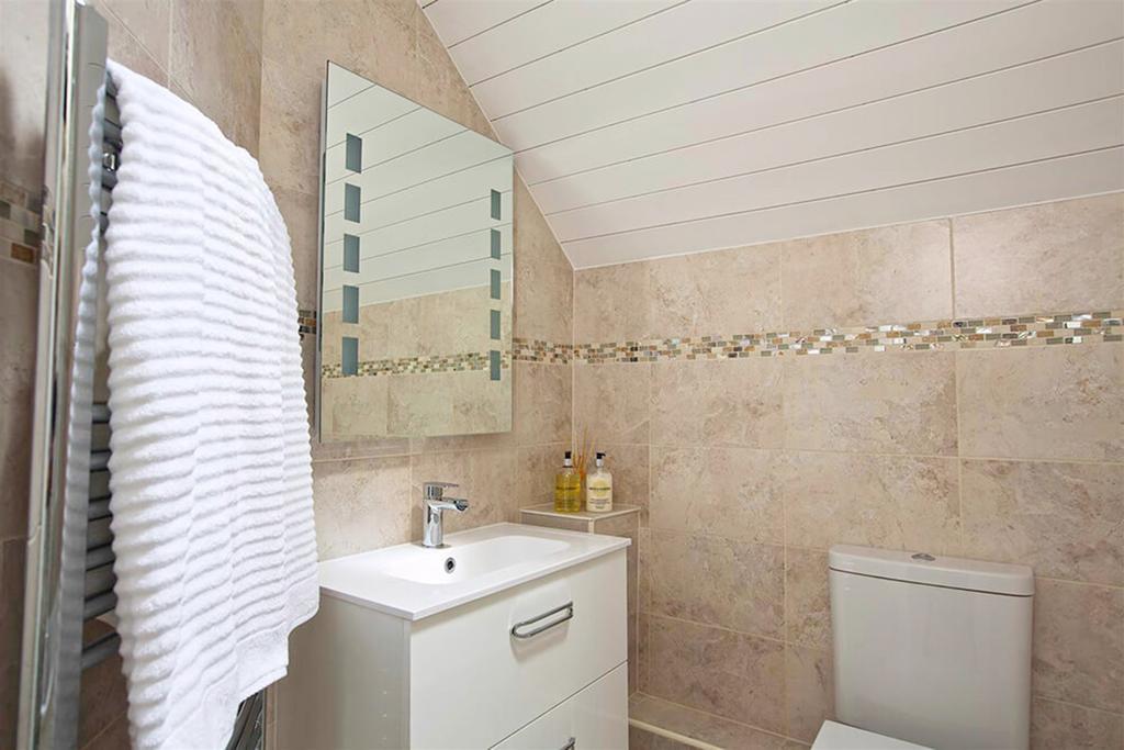 Caterina Lake Lodge South Cerney Bagian luar foto