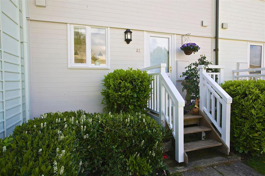 Caterina Lake Lodge South Cerney Bagian luar foto