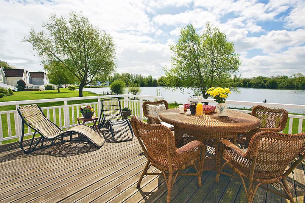 Caterina Lake Lodge South Cerney Bagian luar foto